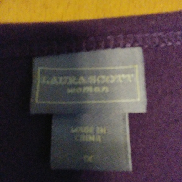 It's a Laura Scott extra large ladies blouse - Picture 5 of 7